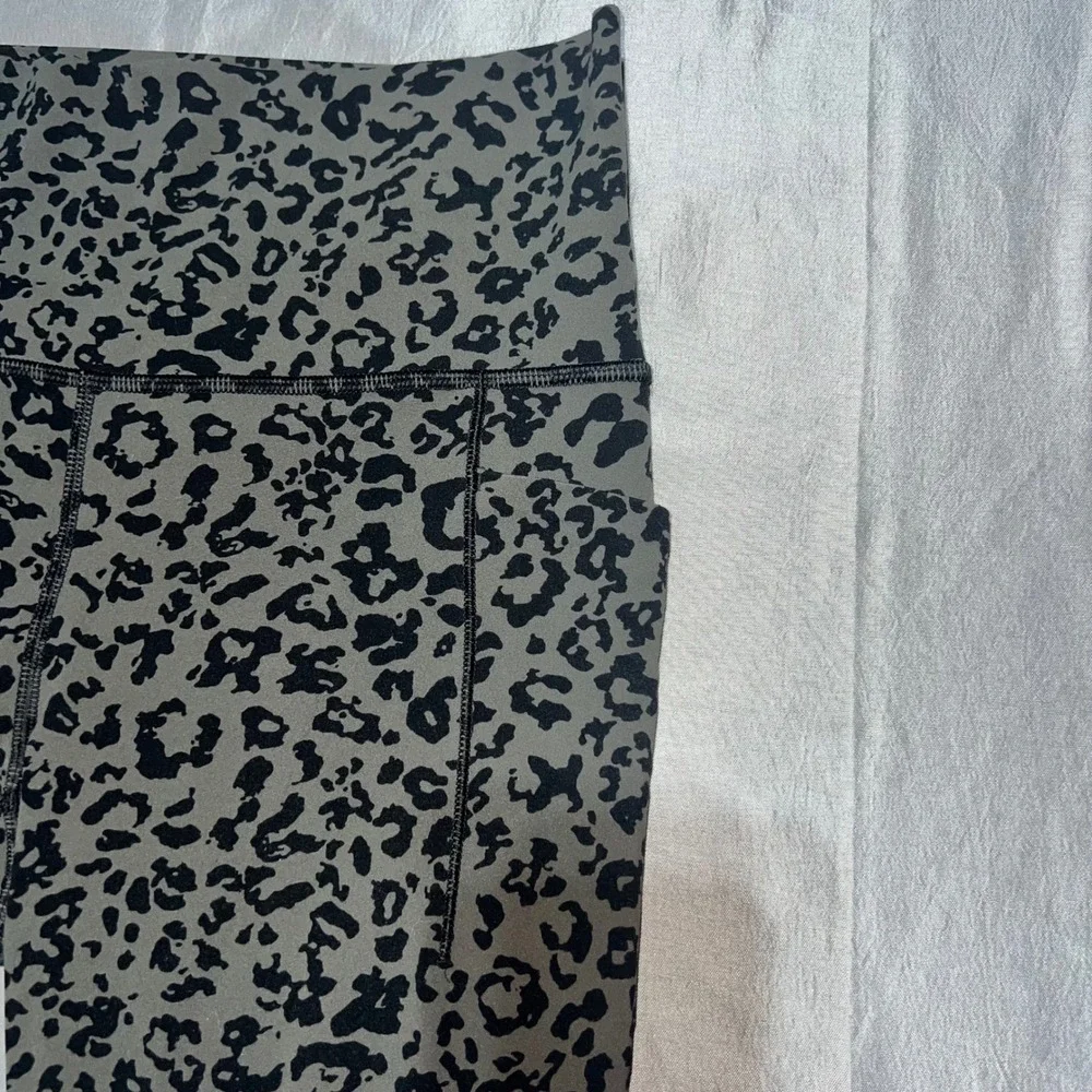 Athleta Salutation II Capri Leggings Olive Green Leopard Print Pockets Womens M